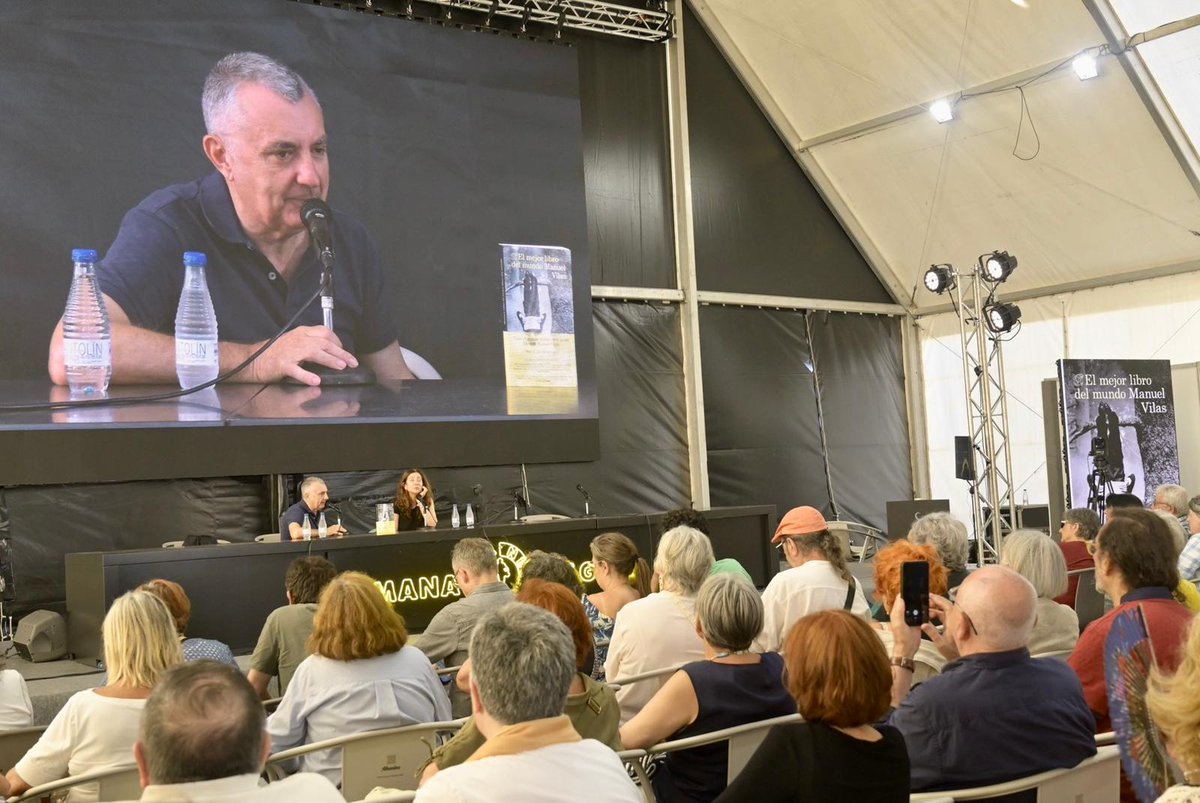 snegra's tweet image. "El mejor libro del mundo", de Manuel Vilas, no pretende ser perfecto: solo humano, honesto y lleno de preguntas.
Una conversación brillante con Ana Merino en la Carpa de Encuentros.
#SemanaNegra2025 #ManuelVilas #AnaMerino #Gijón #LiteraturaQueVibra