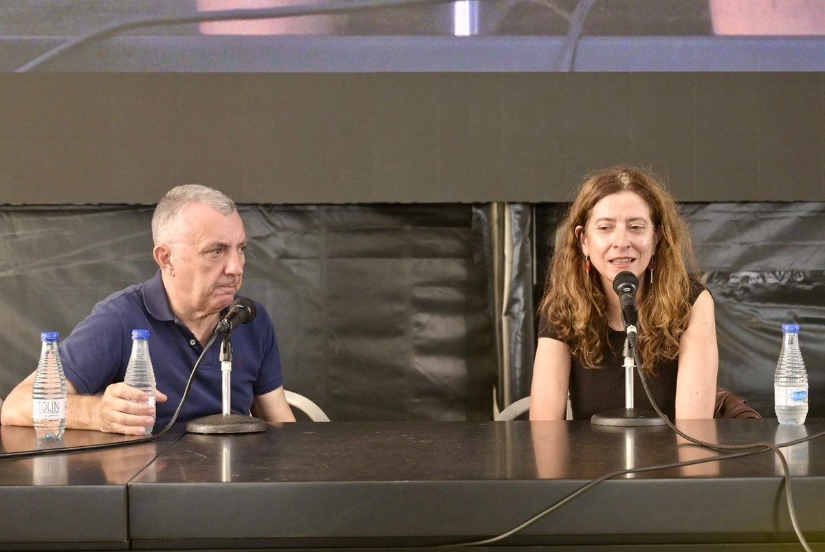 snegra's tweet image. "El mejor libro del mundo", de Manuel Vilas, no pretende ser perfecto: solo humano, honesto y lleno de preguntas.
Una conversación brillante con Ana Merino en la Carpa de Encuentros.
#SemanaNegra2025 #ManuelVilas #AnaMerino #Gijón #LiteraturaQueVibra