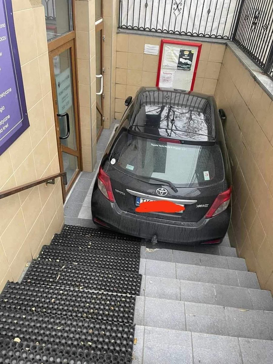 W ogłoszeniu parking tanio: