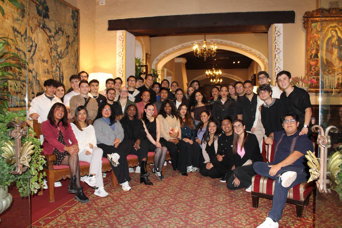 miguelnietoa_'s tweet photo. Cena de Stellar Builders Retreat para oficialmente empezar la hackathon de StarMaker #CasaBuilder @Stellar_LATAM 

LFG! https://t.co/K2LhGrfwag