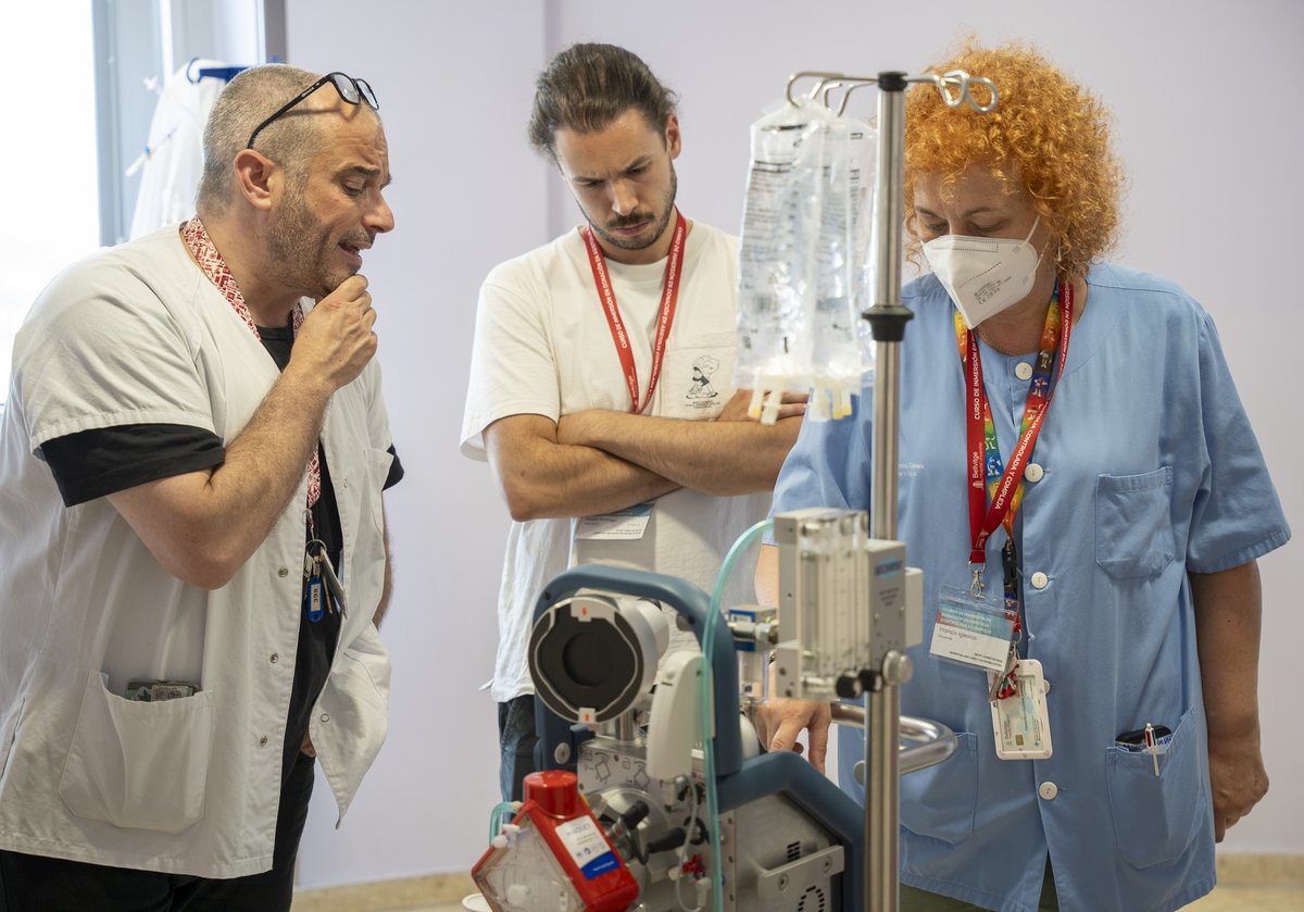Un total de 2️⃣4️⃣ metges, principalment especialistes en malalt crític i amb experiència en coordinació de #trasplantaments, #nefròlegs i #cirurgians procedents d’hospitals catalans i de la resta de l’Estat han participat en el 1r Curs d’immersió en donació en asistòlia controlada