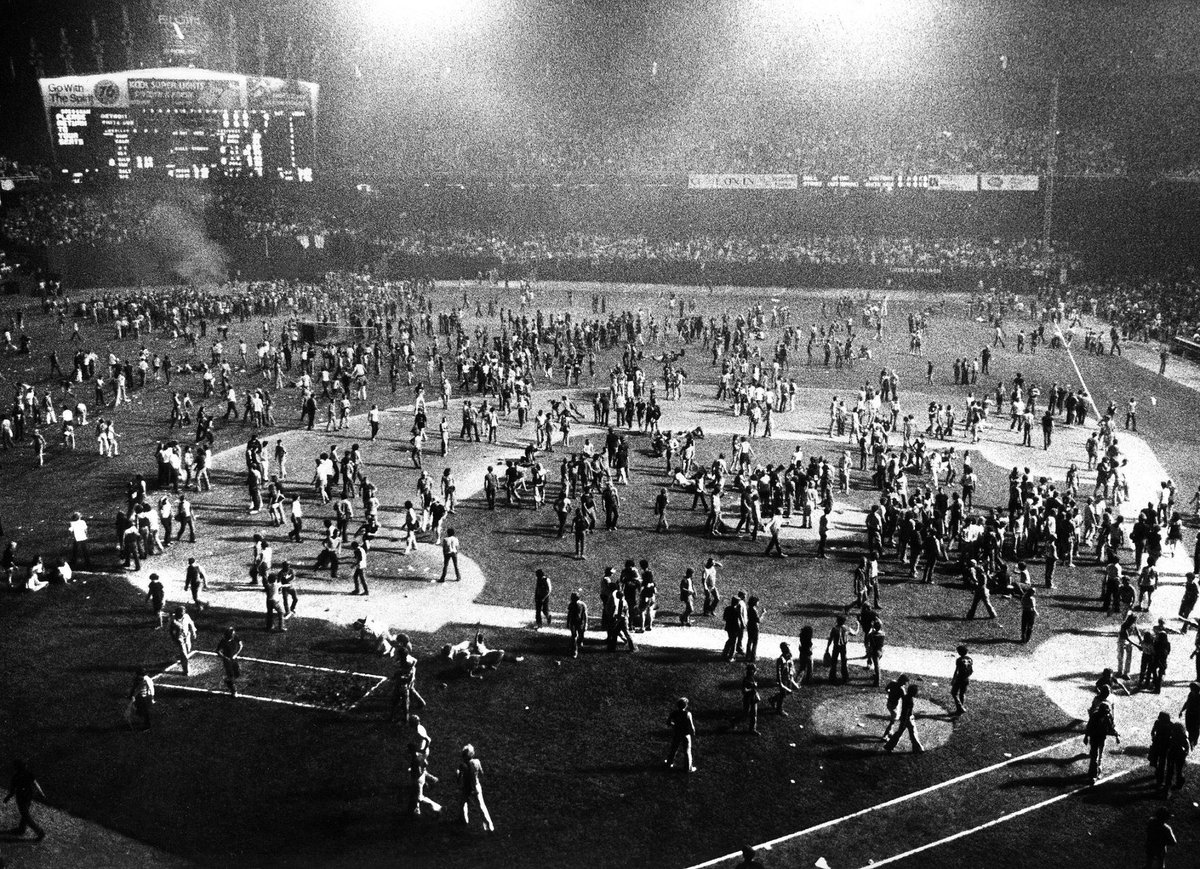 sensiblejon's tweet image. Today In 1979: The infamous "Disco Demolition Night" is held at Comiskey Park! The ensuing chaos and damage to the field forces the Chicago #WhiteSox to forfeit the scheduled second game of a doubleheader vs. the Detroit #Tigers. There has only been one forfeit since.