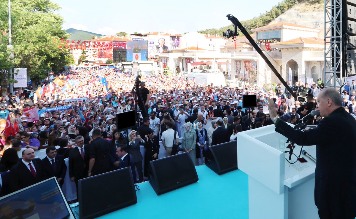 RTErdogan's tweet photo. Bugün başkentimizin göz bebeğinde; tabiatın tüm renklerini, tüm canlılığını ihtiva eden Kızılcahamam’da güncel yatırım bedeli 2 milyar 218 milyon lira olan 37 eserimizin açılışını gerçekleştirdik.

Kızılcahamam’a değer ve vizyon katan tüm bu eserler il��emize hayırlı olsun.       

Kızılcahamam’ı Türkiye’nin ilk Sıfır Atık Pilot İlçesi yaptık.

Bu projeyle Kızılcahamam’ı ürettiği atığı dönüştüren bir ilçe haline getirdik.

Doğal güzellikleriyle, kaplıcalarıyla, kültürüyle parlayan bir yıldız olan Kızılcahamam, artık sıfır atıkta öncü bir ilçe oldu.

Yangın sebebiyle kullanılamaz hale gelen Kasaplar Çarşısı’ndaki dükkânlarımızın yapımını söz verdiğimiz üzere hızlıca tamamladık ve esnafımızın hizmetine sunduk.

İlçemizdeki 55 binayı ve 151 iş yerini yürüttüğümüz sokak sağlıklaştırma çalışmalarıyla yeniledik. 

Yenice Mahallesi Rezerv Yapı Alanı’nda başlattığımız hamam projesini de hamdolsun bitirdik.

Böylece ilçemize 16 iş yerinin yanında modern bir hamam kazandırdık.