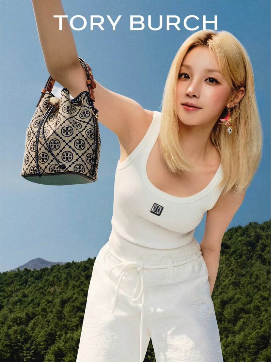 LoveYuqi990923's tweet photo. 250529 #ToryBurch ✨️👜 🥿
#ToryBurchPreFall25
#우기 #YUQI #ウギ #宋雨琦 https://t.co/JL6MSRyfn4