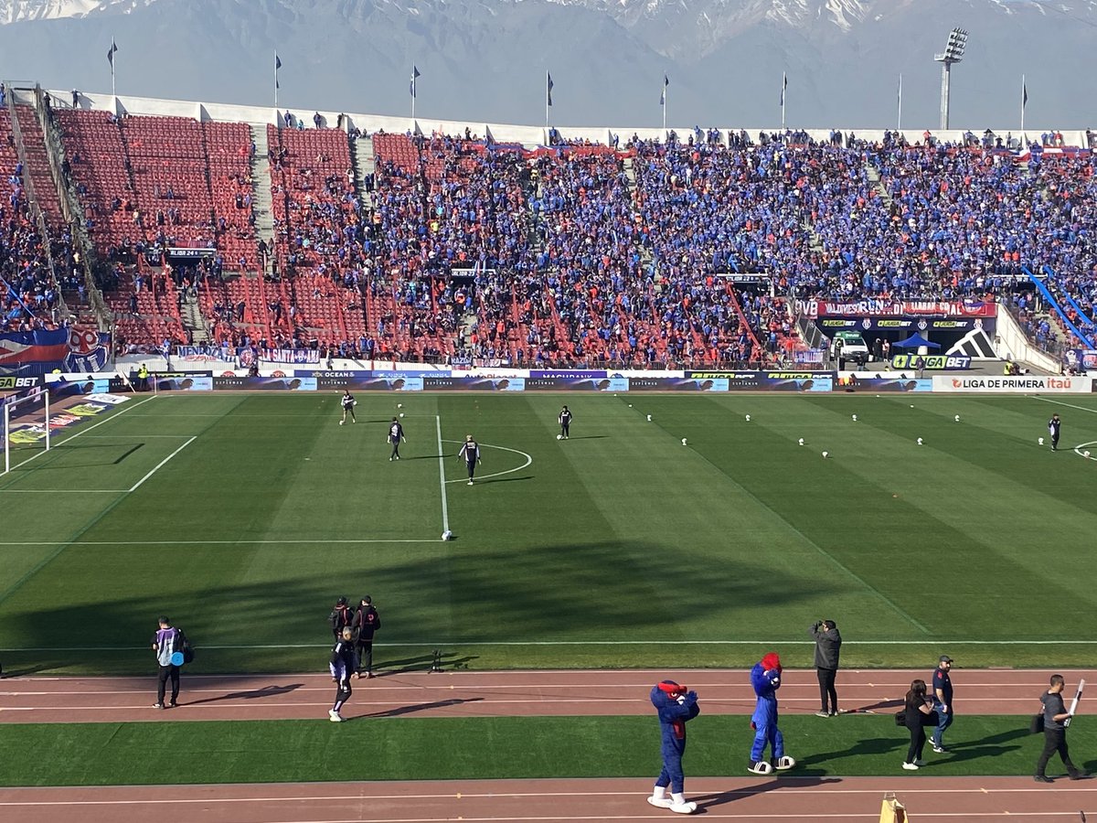 De Paul y Cortés recibidos con fuertes pifias. También ya calienta todo el plantel de la U