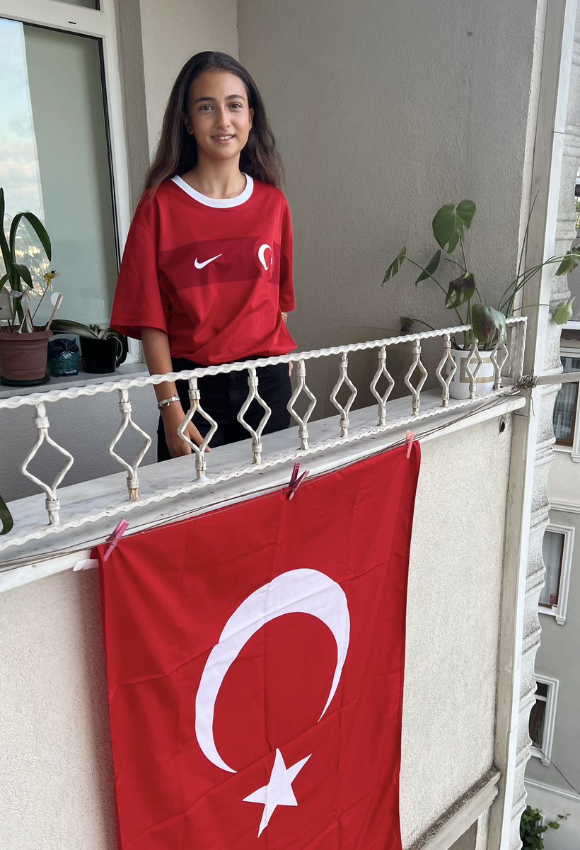 Halil İbrahim KURŞUN (@hibrahimkursun) on Twitter photo Cumhurbaşkanımız Sayın <a href="/RTErdogan/">Recep Tayyip Erdoğan</a> ’ın çağrısıyla, sevgili kızım Sare Nur bugün balkonumuza şanlı Türk bayrağımızı gururla astı.
Bu bayrak;
şehitlerimizin emaneti,
milletimizin onuru,
geleceğimizin teminatıdır.
Allah bayrağımızı göklerden eksik etmesin. 🇹🇷 Cumhurbaşkanımız Sayın <a href="/RTErdogan/">Recep Tayyip Erdoğan</a> ’ın çağrısıyla, sevgili kızım Sare Nur bugün balkonumuza şanlı Türk bayrağımızı gururla astı.
Bu bayrak;
şehitlerimizin emaneti,
milletimizin onuru,
geleceğimizin teminatıdır.
Allah bayrağımızı göklerden eksik etmesin. 🇹🇷