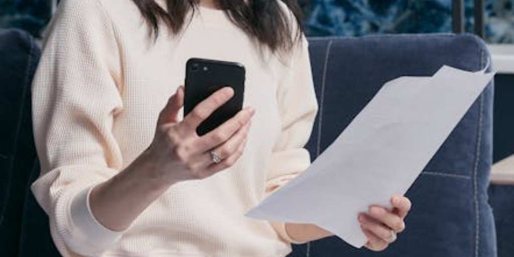 Find Your Expense Tracking Style:

📱 Apps - Automated categorization &amp; alerts
💻 Online Banking - Built-in tracking tools
📅 Calendar Method - Color-code expenses by date
📦 Shoebox Method - Collect &amp; tally receipts
📓 Notebooks - Good old pen and paper

studentmoney.uillinois.edu