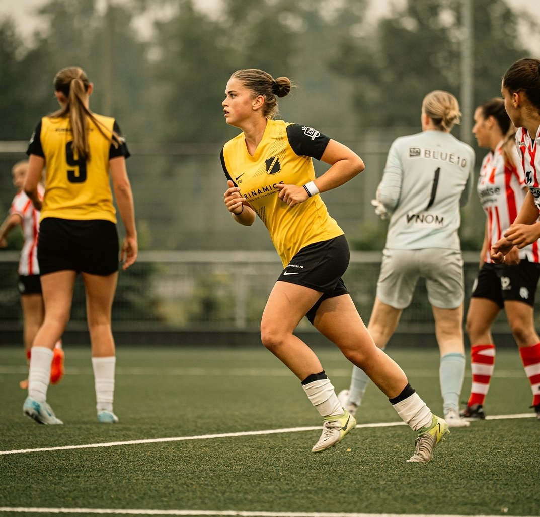 Suus de Blij met NAC Vrouwen de Eredivisie in

De Delftse Suus de Blij (18) begon op 7-jarige leeftijd met voetballen bij SEP.

Het volledige artikel over Suus vind je in de nieuwste Delft op Zondag!

delftopzondag.nl/nieuws/algemee…