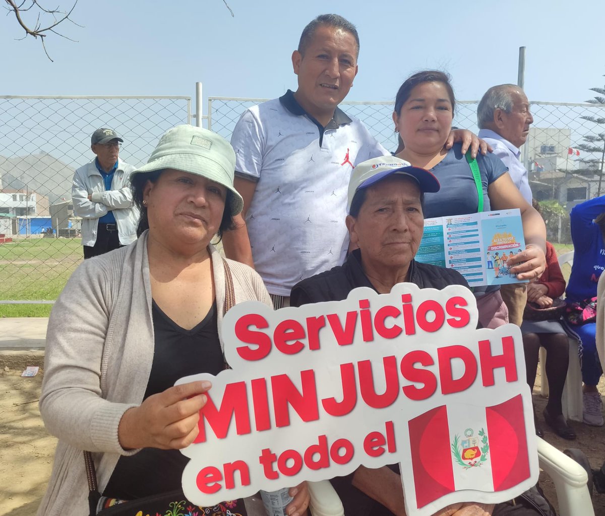 MinjusDH_Peru's tweet photo. #NotaInformativa 📄 | ¡Acercando los servicios sobre ruedas! 🇵🇪 En el marco del 50.° aniversario de la Asociación de Vivienda Villa Rica, en el distrito de #Chaclacayo, el MINJUSDH atendió a cerca de 100 vecinos en el camper itinerante de "La Caravana de Justicia". https://t.co/ApkgJMdQUW