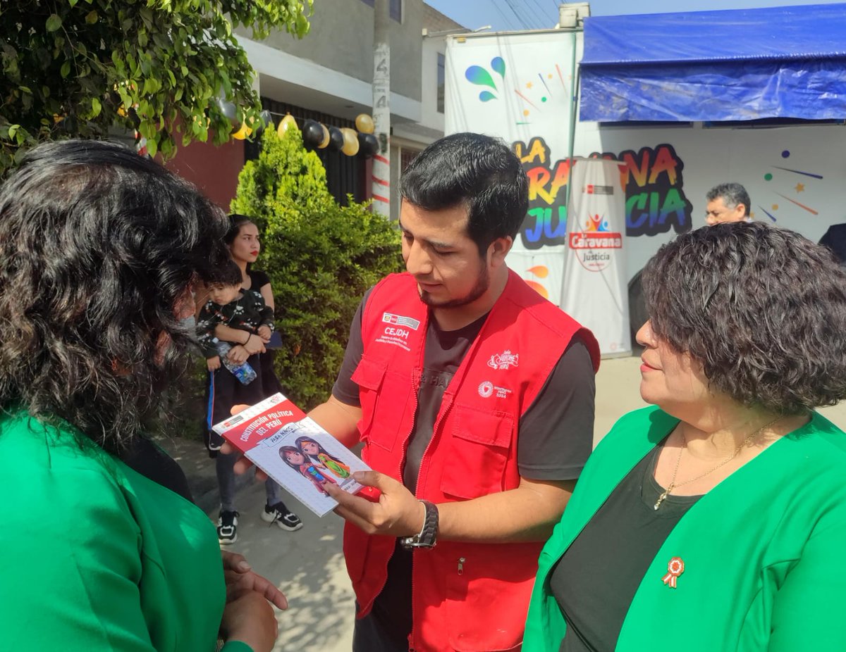 MinjusDH_Peru's tweet photo. #NotaInformativa 📄 | ¡Acercando los servicios sobre ruedas! 🇵🇪 En el marco del 50.° aniversario de la Asociación de Vivienda Villa Rica, en el distrito de #Chaclacayo, el MINJUSDH atendió a cerca de 100 vecinos en el camper itinerante de "La Caravana de Justicia". https://t.co/ApkgJMdQUW