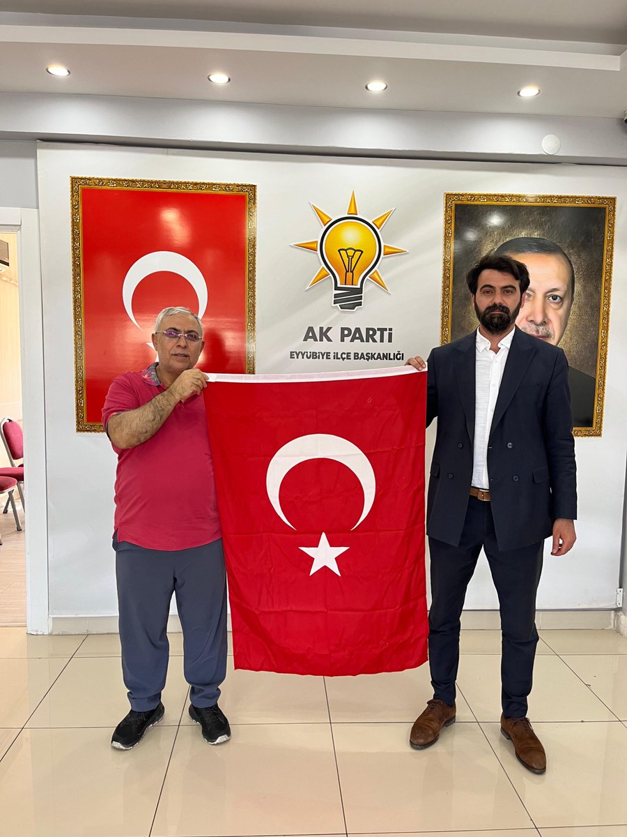 📍KARDEŞLİĞİN ŞEHRİ ŞANLIURFA / EYYÜBİYE

📌 İlçemizin Tüm teşkilatı sahada Ay Yıldızlı 🇹🇷 bayraklarımızı esnafımıza ve vatandaşlarımıza armağan ediyor.

Bugünün anlamını tüm halkımız ile çoşkuyla kutluyoruz.

#TerörsüzTürkiye #Barış #KardeşliğinŞehriŞanlıurfa

<a href="/RTErdogan/">Recep Tayyip Erdoğan</a>