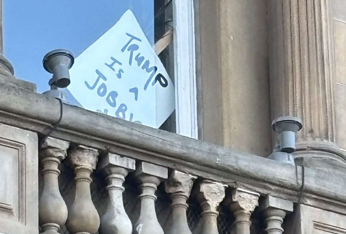 In a windae at George Square! 🤣