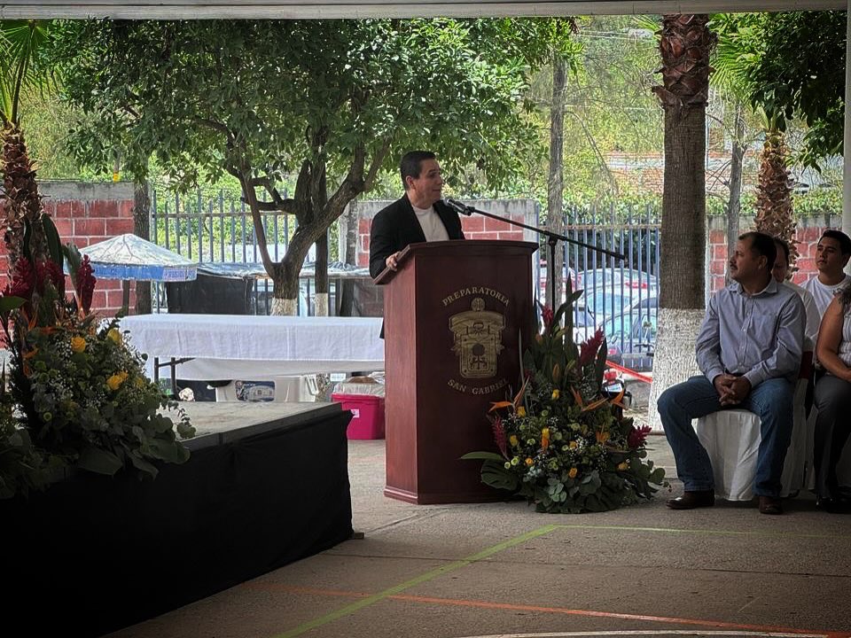 CesarBarbaD's tweet image. Hoy me tocó ser padrino de los egresados del Módulo San Gabriel, una comunidad con un corazón enorme y una alegría contagiosa. Gracias por el honor de acompañarlos en su camino de crecimiento. Mis mejores deseos para que su vida esté llena de logros y felicidad ¡Abrazo grande!