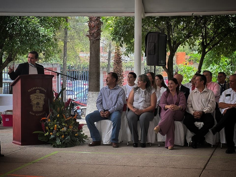 CesarBarbaD's tweet image. Hoy me tocó ser padrino de los egresados del Módulo San Gabriel, una comunidad con un corazón enorme y una alegría contagiosa. Gracias por el honor de acompañarlos en su camino de crecimiento. Mis mejores deseos para que su vida esté llena de logros y felicidad ¡Abrazo grande!
