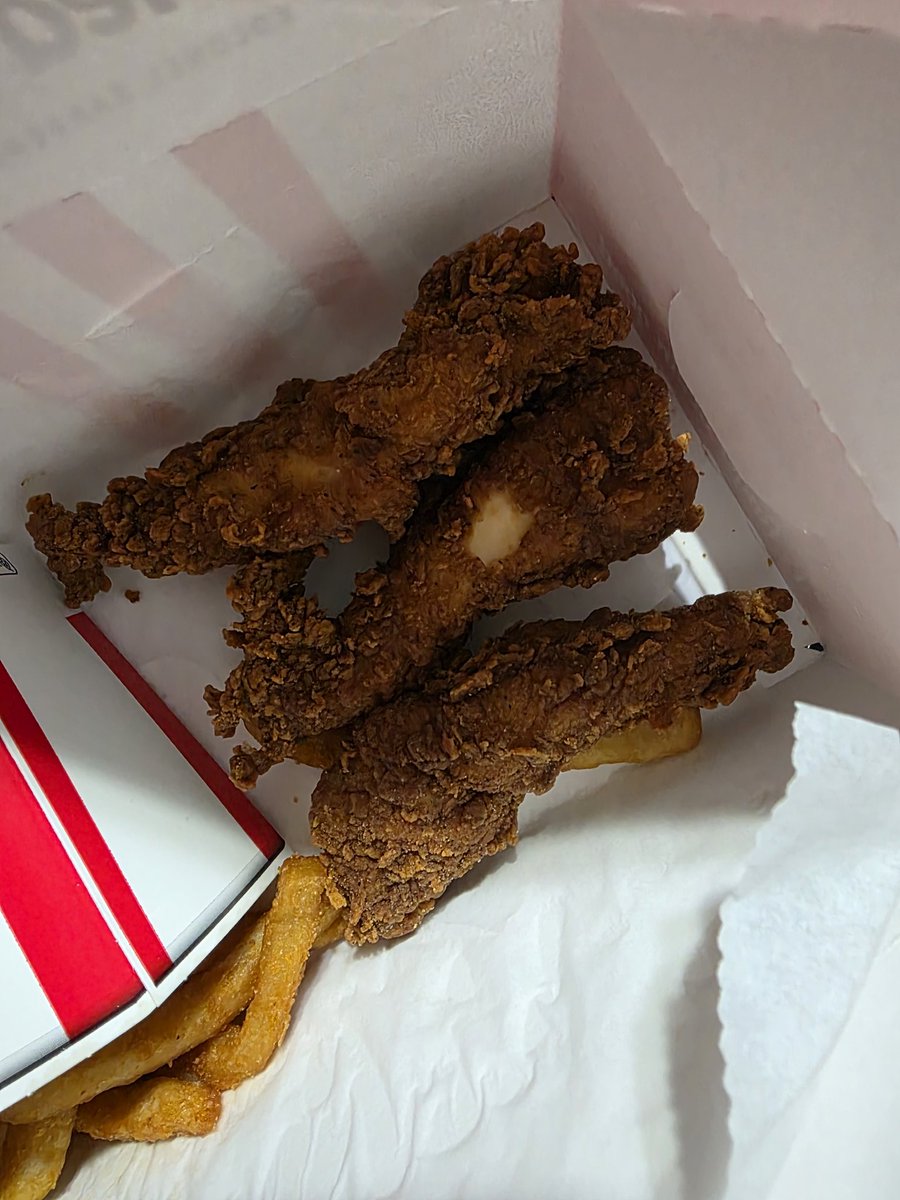 tippyshot's tweet photo. @TellTheColonel so I ordered from y'all food took over a 1hour and a half it was cold doordash refused to refund my order I was told by a night shift leader to talk to the main manager norma on the morning and she said she's not gonna honor my refund and rude would you eat this? https://t.co/tv9pYC60cK