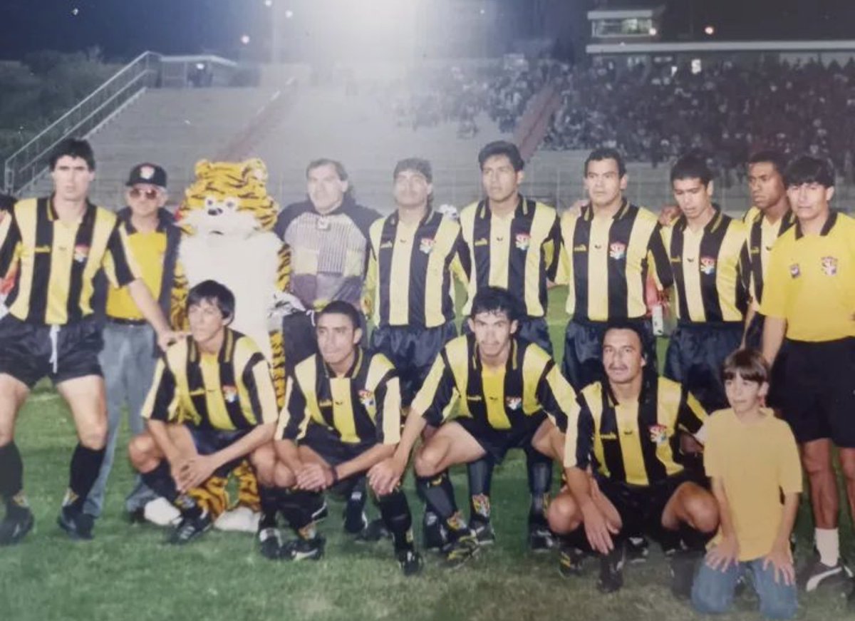 Aurora 1997: Santiago Ostolaza, el Tigre, Jorge Humberto Marotta, Gilmar Archila, Selvin Ponciano, Julio Girón, René Villavicencio, Marvin Gordon, Arturo Leiva. Abajo: Juan el Chino Torres, Ricardo Gutiérrez, Sergio el Chejo Guevara, Juan Manuel Magua Dávila