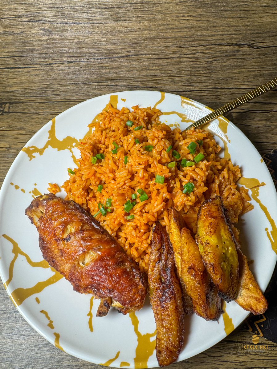 POV: You are my friend.

Smokey Jollof, marinated and grilled turkey wings ft fried expensive plantain🤣.

Bon appétit 💋.