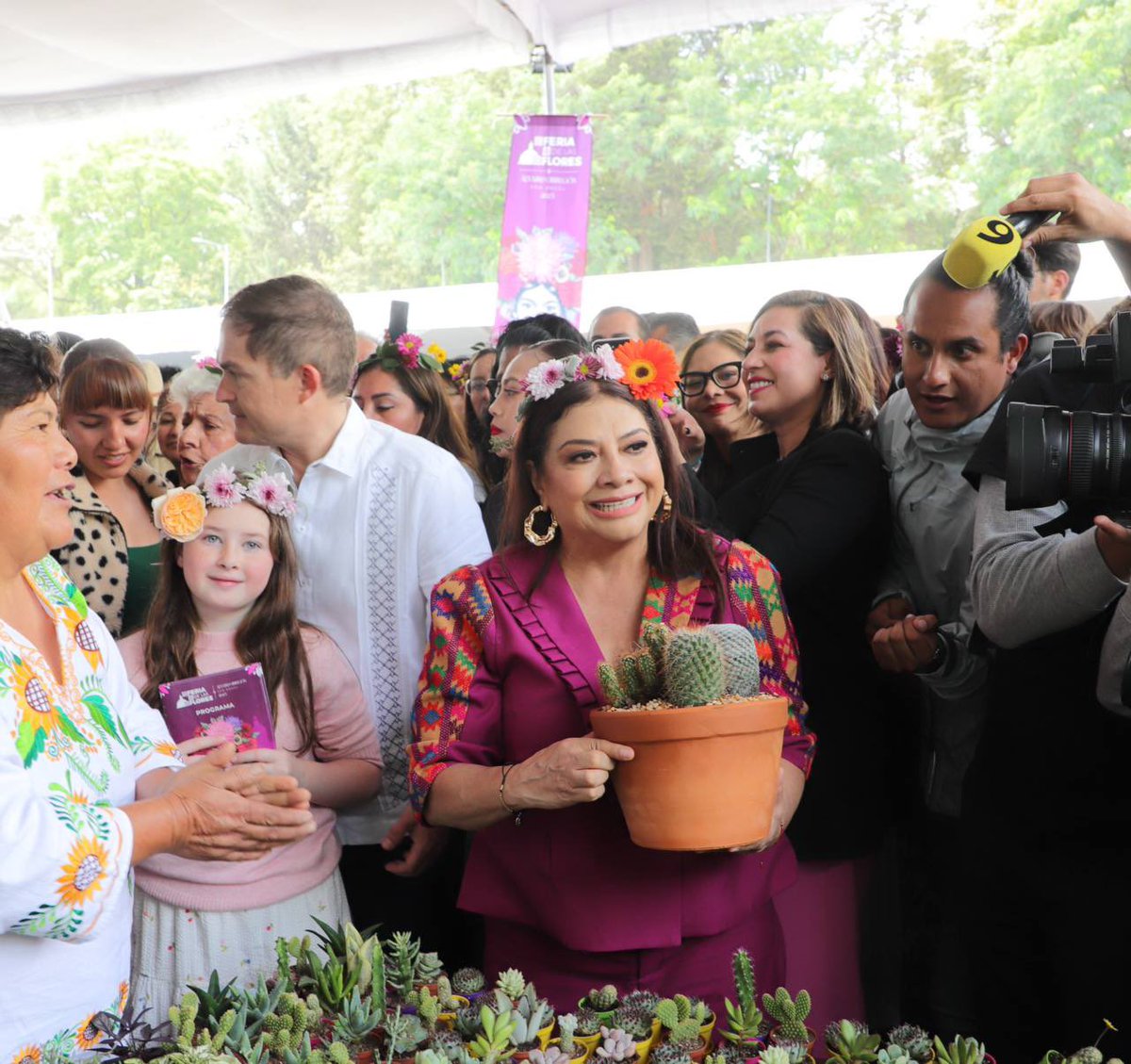 Javier López Casarín 💥🚀 (@lopezcasarinj) on Twitter photo Hoy ha dado inicio la #FeriaDeLasFlores2025, un espacio en donde florece nuestra cultura e identidad como obregonenses. Gracias a nuestra jefa de Gobierno, <a href="/ClaraBrugadaM/">Clara Brugada Molina</a>, por acompañarnos en la inauguración de la edición 168 de esta tradicional celebración. Hoy ha dado inicio la #FeriaDeLasFlores2025, un espacio en donde florece nuestra cultura e identidad como obregonenses. Gracias a nuestra jefa de Gobierno, <a href="/ClaraBrugadaM/">Clara Brugada Molina</a>, por acompañarnos en la inauguración de la edición 168 de esta tradicional celebración.