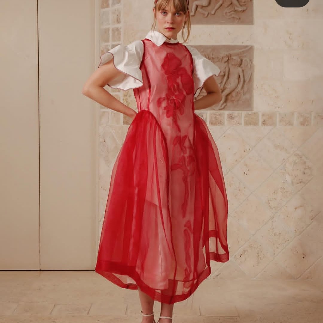 Btw no tengo vestido de grado, recomiendenme marcas colombianas donde pueda comprar uno lindo que no sea formal formal pero tampoco ultra informal, que se parezca a este de heroica pero que no me cuente 2 millones el set 😭