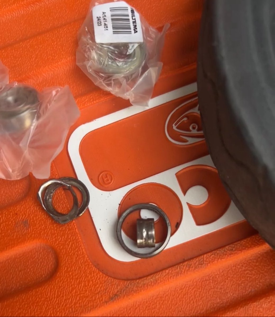 utbytteprinsen's tweet image. Dette er det som var igjen av hjullageret. Min bedre halvdel snakket om å kjøpe ny vogn. Heldigvis har de lager på #Biltema 😉
#reperasjon #miljø