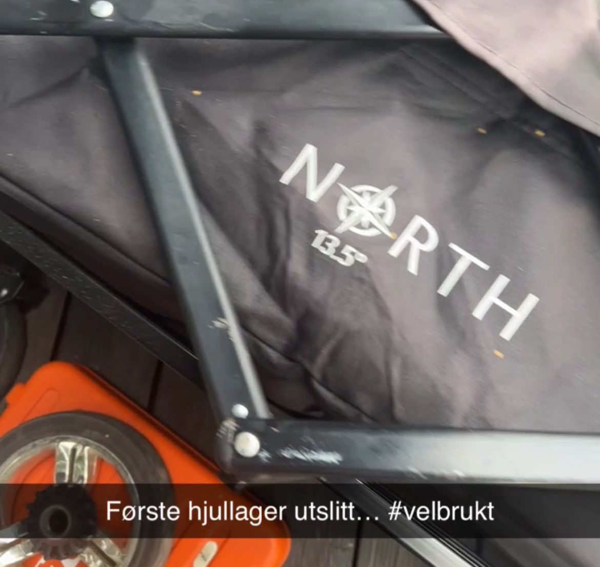 utbytteprinsen's tweet image. Dette er det som var igjen av hjullageret. Min bedre halvdel snakket om å kjøpe ny vogn. Heldigvis har de lager på #Biltema 😉
#reperasjon #miljø