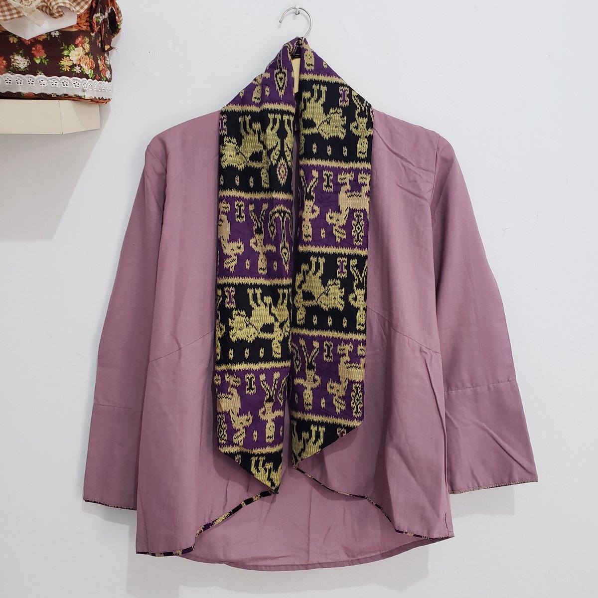 ninahrln's tweet photo. wts outer batik nya nih kak buat ngantor hari kamis/jumat, masih baru belum pernah dipakai ya https://t.co/6NXwEOPxme