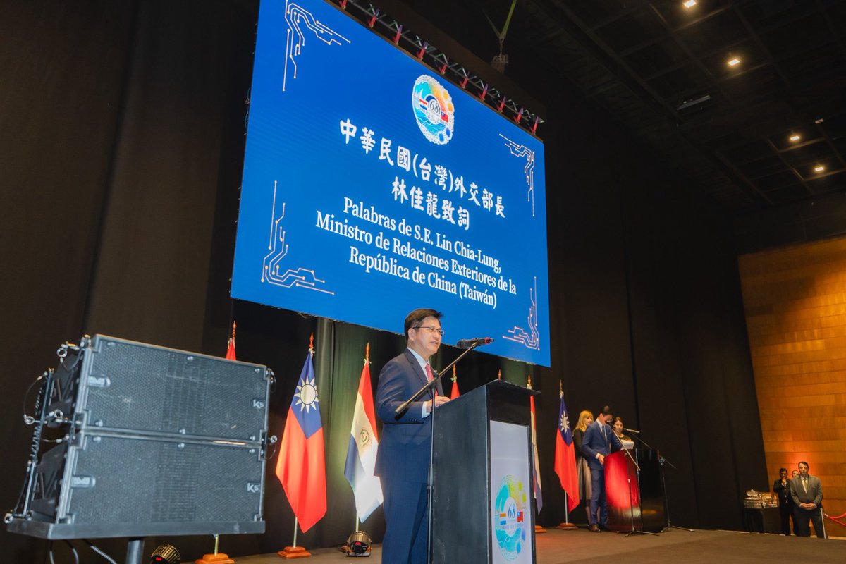 chia_lung's tweet image. Marking 68 years of diplomatic ties, I joined FM @rramirezlezcano for a joint press conference to reaffirm Taiwan–Paraguay cooperation built on shared democratic values. With Chief Justice César Diesel & Speaker Raúl Latorre present, we look forward to an even stronger future…