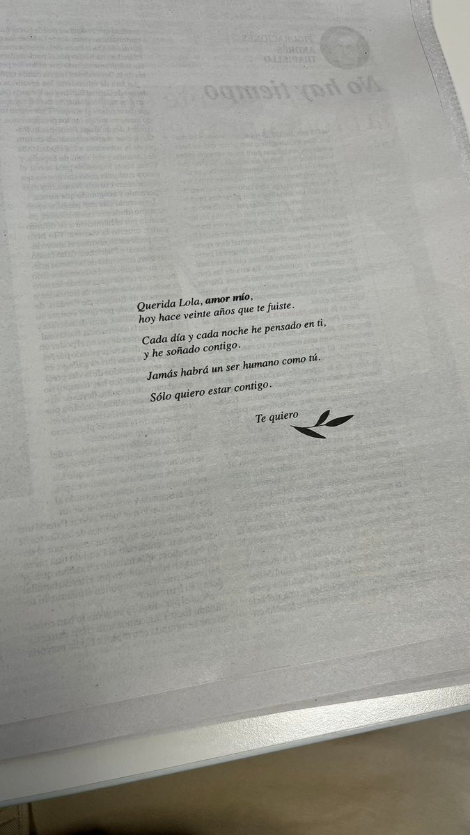 Un hombre compró una página completa del periódico El Mundo para dedicarle este mensaje a un ser amado que ya no está. 

El amor trasciende el tiempo.