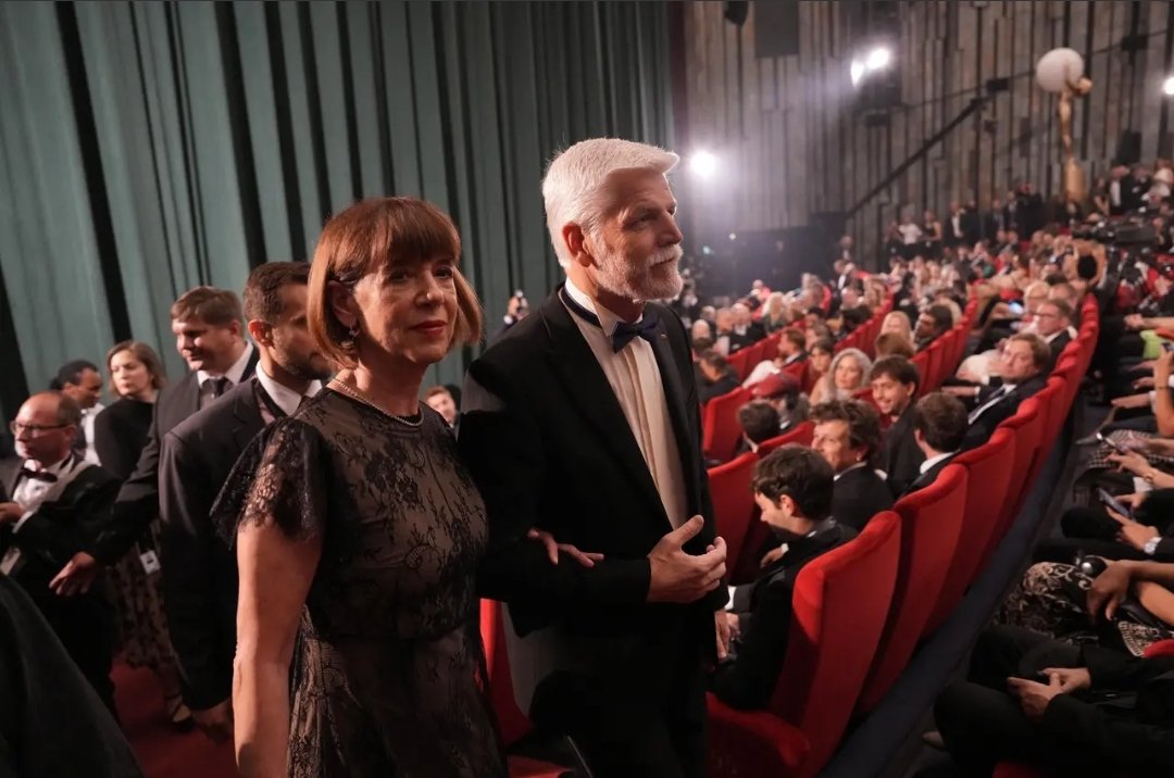 vyrobku's tweet image. Na závěrečný večer Mezinárodního filmového festivalu Karlovy Vary dorazil i prezident Petr Pavel. V sále hotelu Thermal doprovázel vdovu po nedávno zesnulém dlouholetém prezidentovi festivalu Jiřím Bartoškovi (1947–2025) Andreu.
@prezidentpavel @novinkycz

novinky.cz/clanek/kultura…