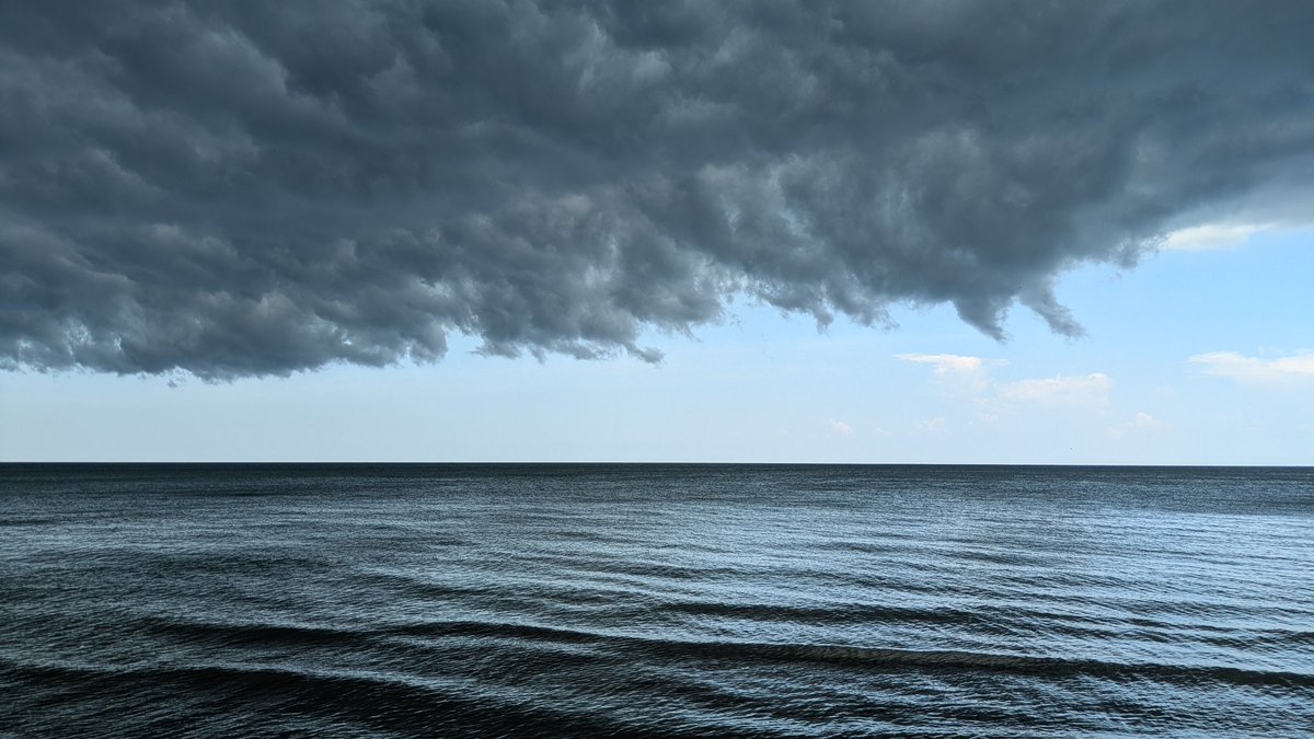 cathmiller01's tweet photo. East Shore, Pelee Island.
#lakeerie #ontstorm https://t.co/m2Z7qcIkR1