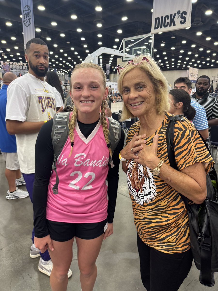 Savannah Green (@savgreen22) on Twitter photo It’s been an awesome weekend of ball
<a href="/TFNsRun4Roses/">TFN's Run 4 Roses</a> but one of my absolute highlights was meeting and visiting <a href="/KimMulkey/">Kim Mulkey</a> #legend who knows maybe one day I’ll be #callingbatonrouge It’s been an awesome weekend of ball
<a href="/TFNsRun4Roses/">TFN's Run 4 Roses</a> but one of my absolute highlights was meeting and visiting <a href="/KimMulkey/">Kim Mulkey</a> #legend who knows maybe one day I’ll be #callingbatonrouge