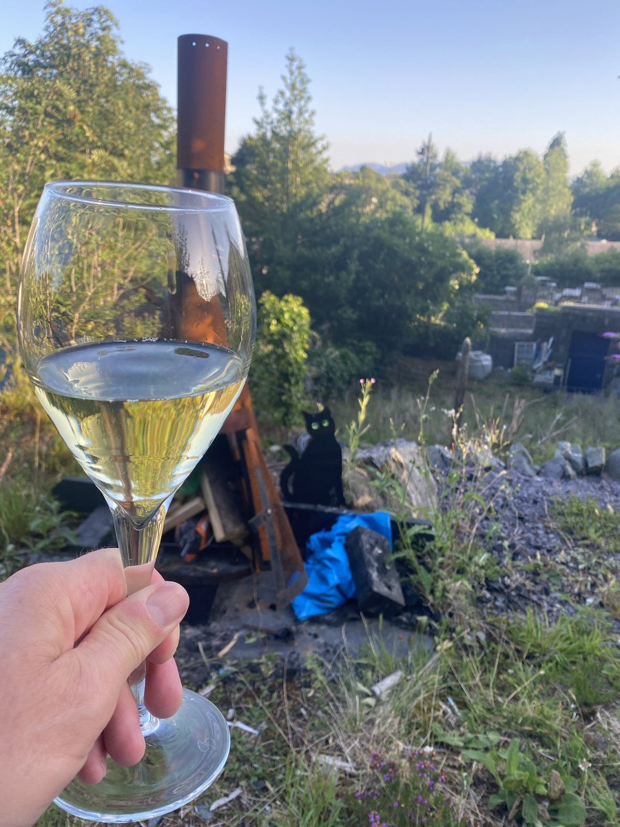 Mentro i’r ardd wîn heno, ac ar y gwyn🥵
Draw i winllanoedd Sbaen am gêm
o Rubiks Cube🤣
Lloniannau gyfeillion🖖🏻