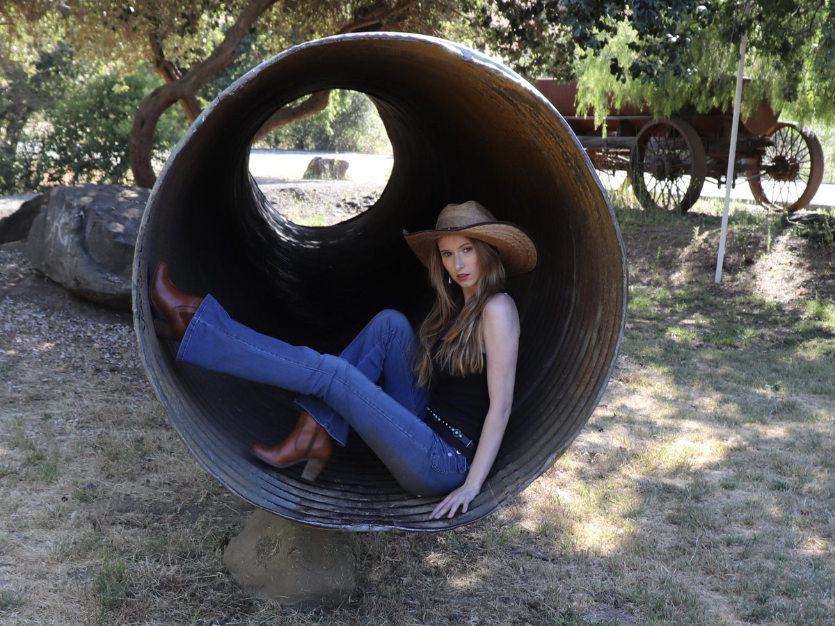 BridgeAnne1's tweet photo. With tunnel vision for love, I wonder what forever looks like? Where could #Farmerman be? ❤️💙🤠👀 
•
@FarmerOnFOX @CornwellCasting @RealityClubFOX @FOXTV 
#FarmerWantsaWife 
•
https://t.co/BYb0szcmoa https://t.co/rvVfOBfRuP