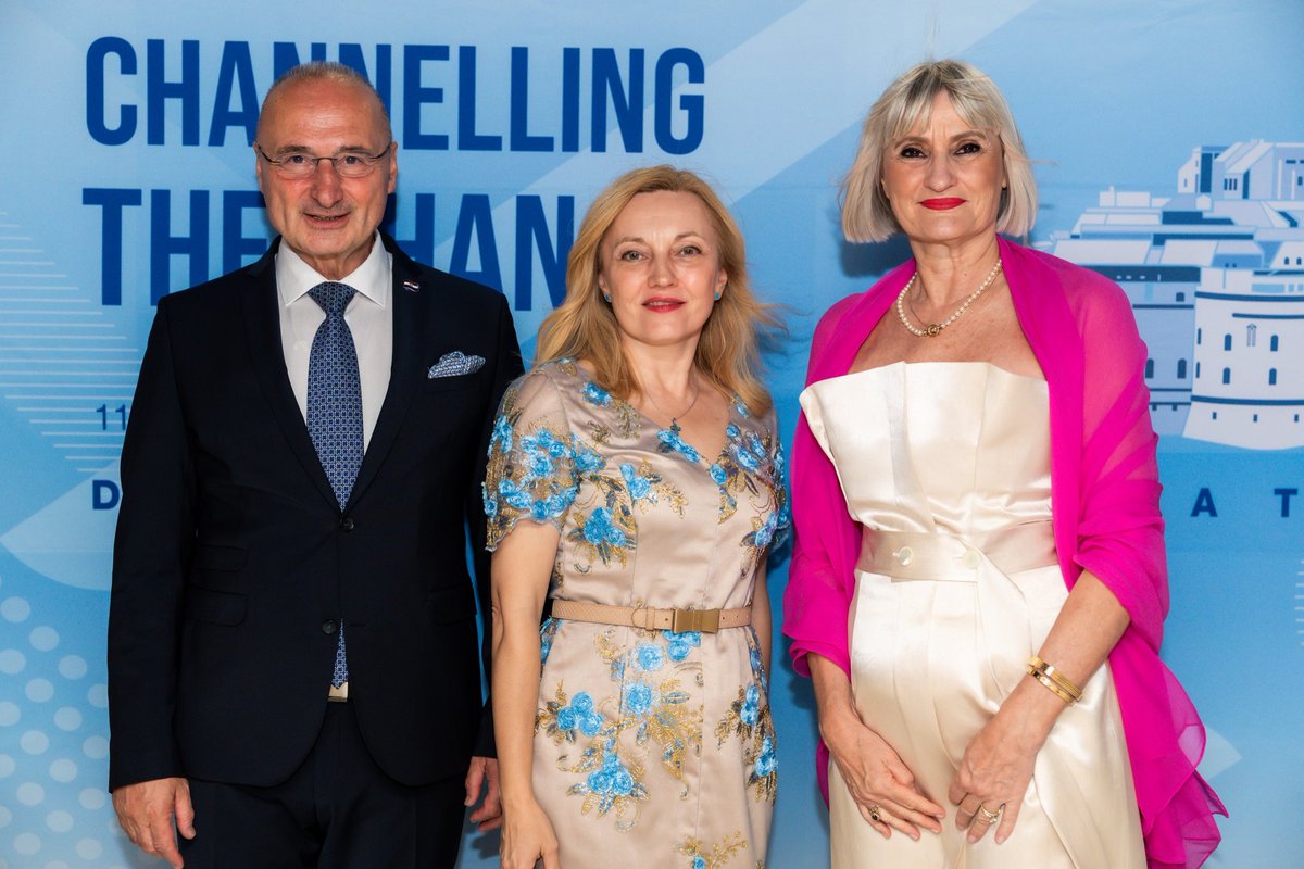 marijana_petir's tweet image. Dubrovnik Forum mjesto je susreta i otvorene razmjene mišljenja o ključnim geopolitičkim zbivanjima, a važan je i za promidžbu Hrvatske. Na čak 17 panela raspravljalo se je o temama koje zaokupljaju cijeli svijet kao što su traženje putova prema miru, dostojanstvu i obnovi u 🌍.