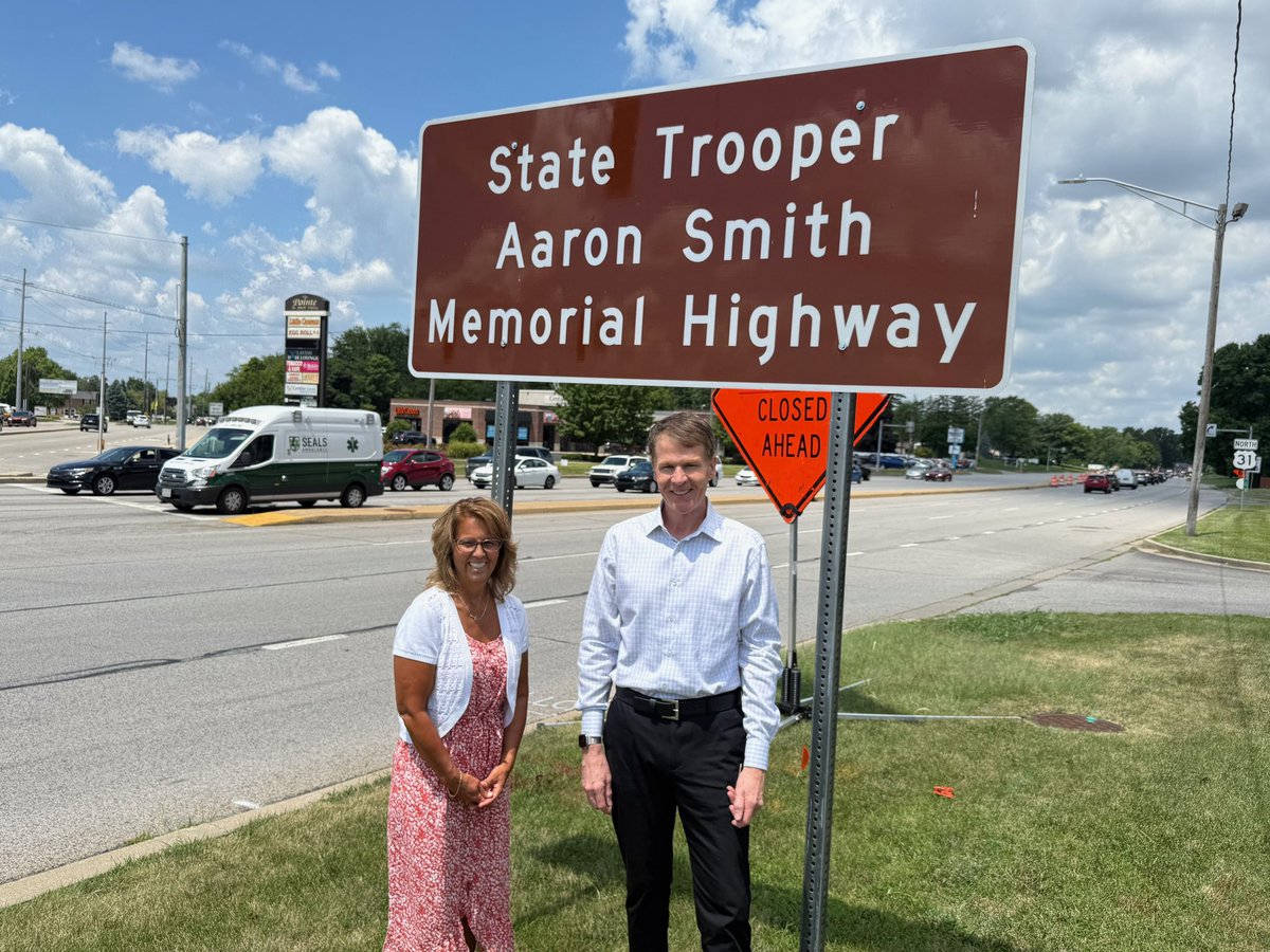 RepShreve's tweet image. I joined St. Rep. Michelle Davis at one of the new markers that commemorate the State Trooper Aaron Smith Memorial Highway section of US 31 in Johnson Co.
Rep. Davis spearheaded this extraordinary recognition of her late constituent, Aaron Smith. Aaron was a young Trooper who…
