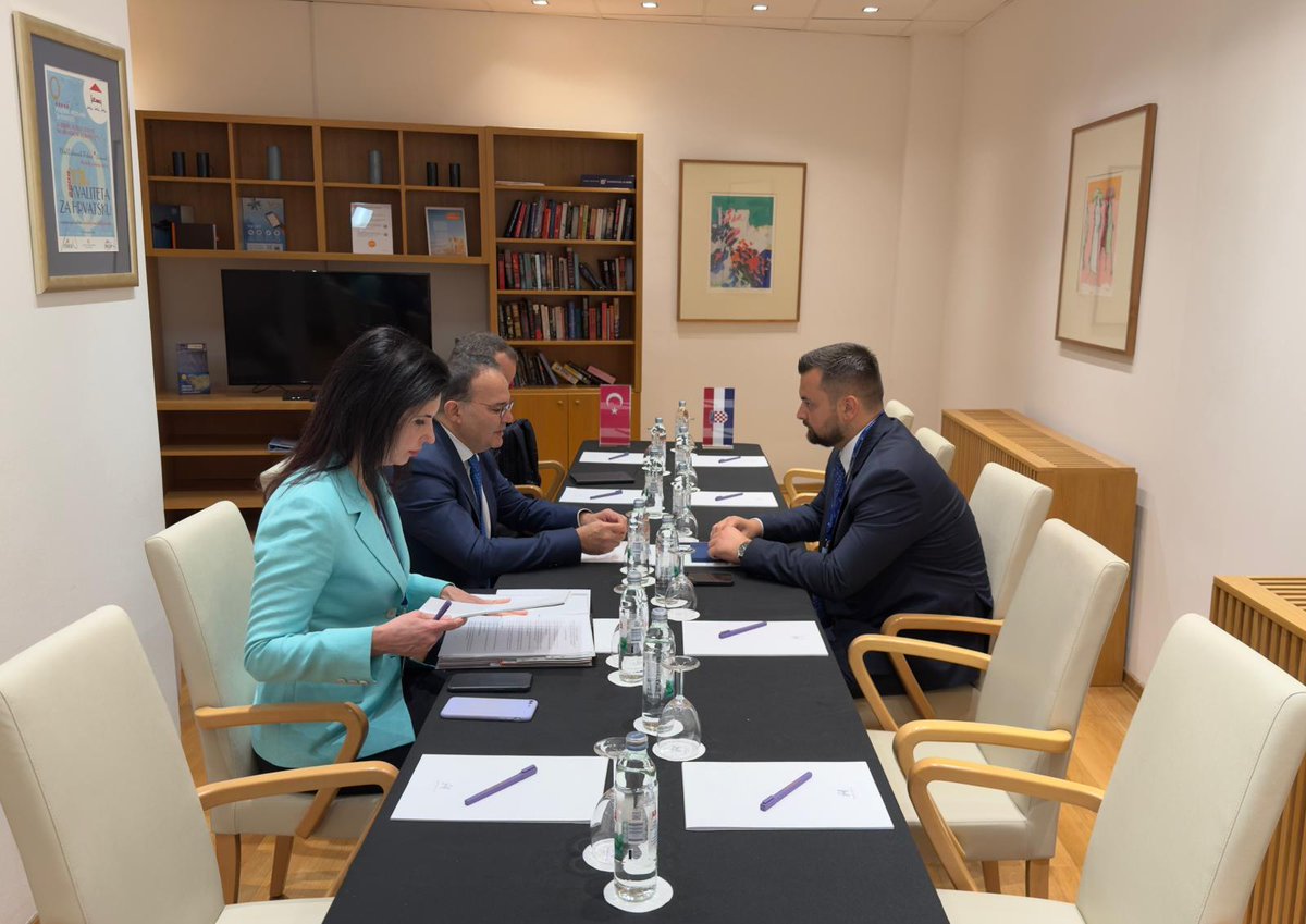 Deputy Minister and Director for EU Affairs Ambassador Mehmet Kemal Bozay met with Armin Hodžić, President of the Turkish-Croatian Interparliamentary Friendship Group, on the margins of the Dubrovnik Forum.
 
Bilateral relations and regional developments were discussed in the