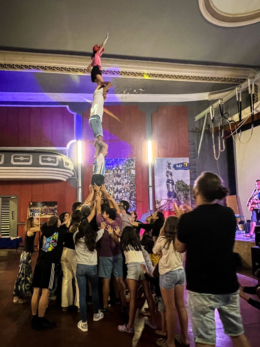 🌟 Al mal temps, alegria! Ara mateix, concert de Jaume Ibars! 🥳

🎂 Avui celebrem el 13è Aniversari dels #cdBerga al Cine! Us hi esperem! 💙

🍔 Sopar: tastet + beguda
🎸 Concerts: Natband (22:30) + PD <a href="/urrixic/">urrixic✊🏼</a> 

#castellersdeberga #berga #berguedà