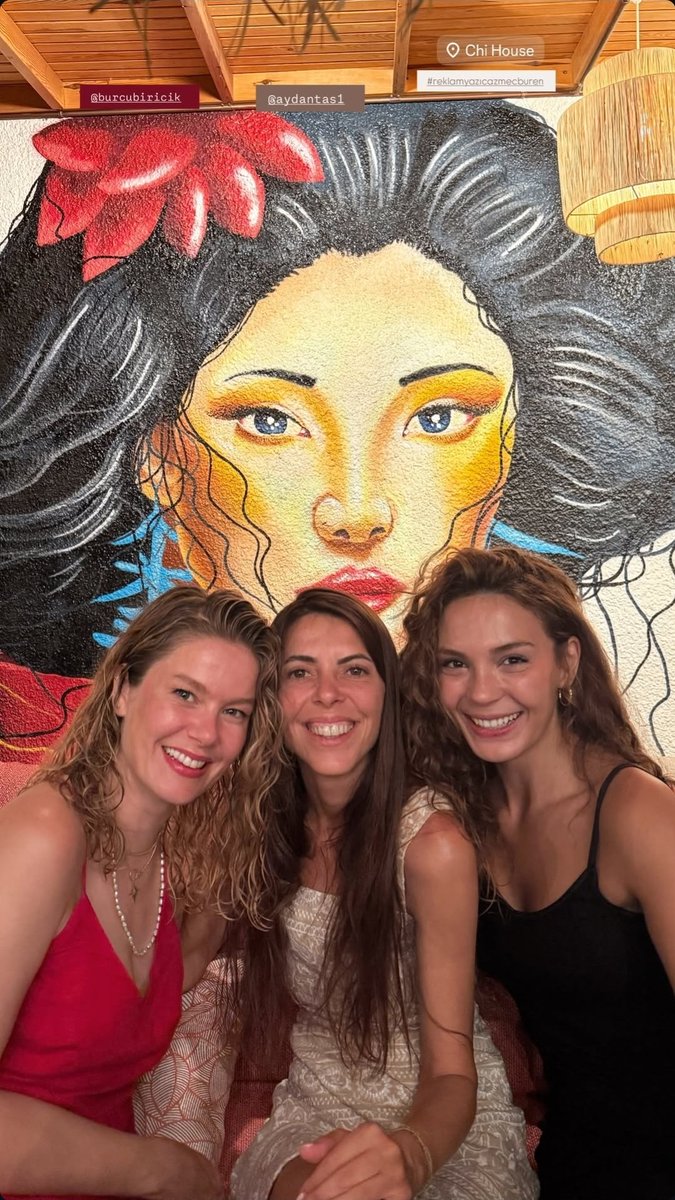 Ebru Şahin instagramdan Burcu Biricik ve Aydan Taş ile yeni bir story paylaştı! ❤️
#EbruŞahin