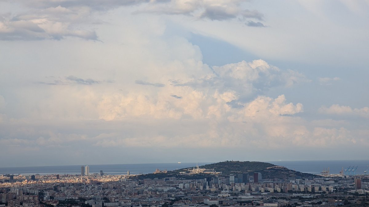 VictorFerriz's tweet image. 🌩️Encara queda aire fred i les tempestes continuen descarregant mar en dins.
