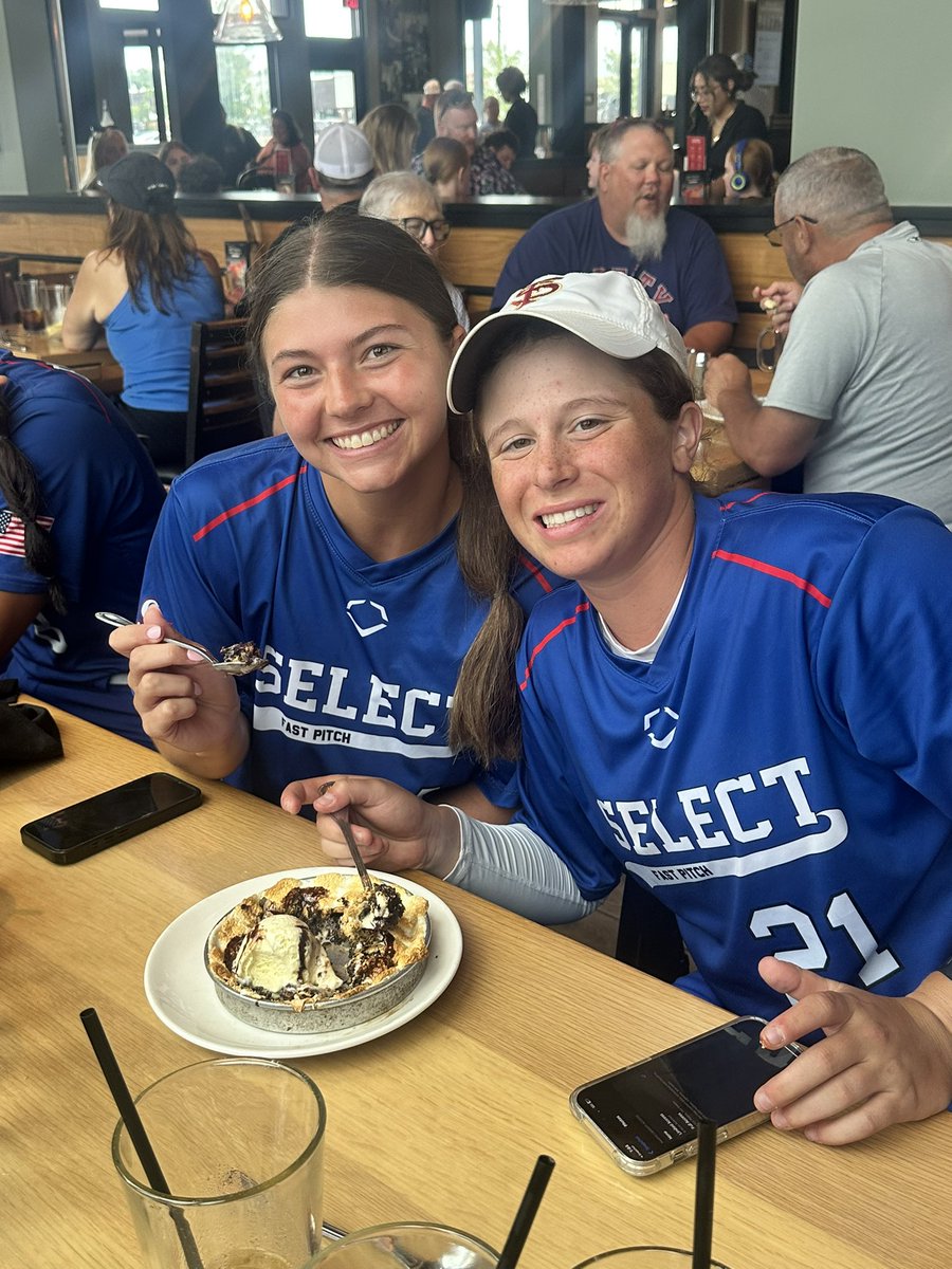 selectfastpitch's tweet image. 5-0 in pool play of @ERIStourney calls for some Pizookies! Bracket starts tonight at 4 🥎 #selectlife #bettertogether