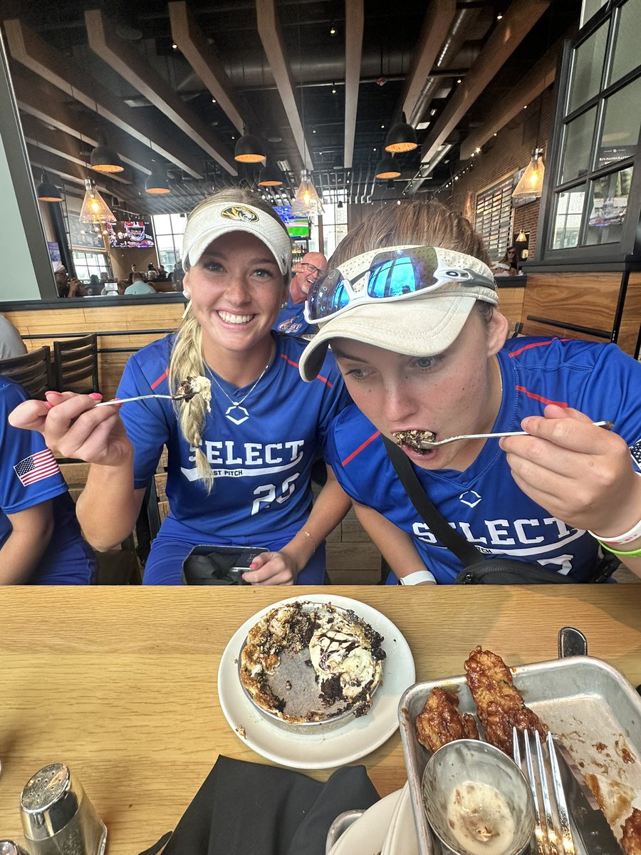 selectfastpitch's tweet image. 5-0 in pool play of @ERIStourney calls for some Pizookies! Bracket starts tonight at 4 🥎 #selectlife #bettertogether
