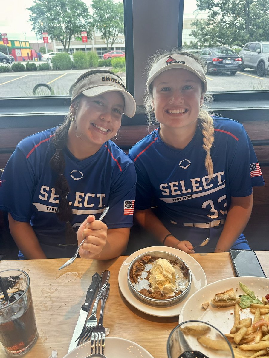 selectfastpitch's tweet image. 5-0 in pool play of @ERIStourney calls for some Pizookies! Bracket starts tonight at 4 🥎 #selectlife #bettertogether