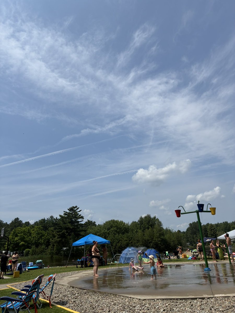 patriotquebec6's tweet image. Maudite belle journée de chemtrail continuons 🌈
