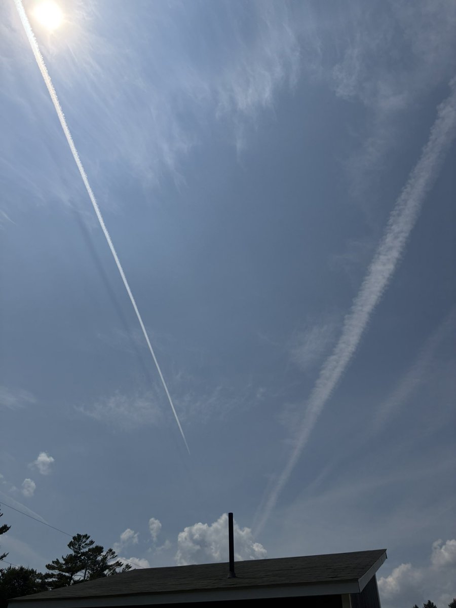 patriotquebec6's tweet image. Maudite belle journée de chemtrail continuons 🌈
