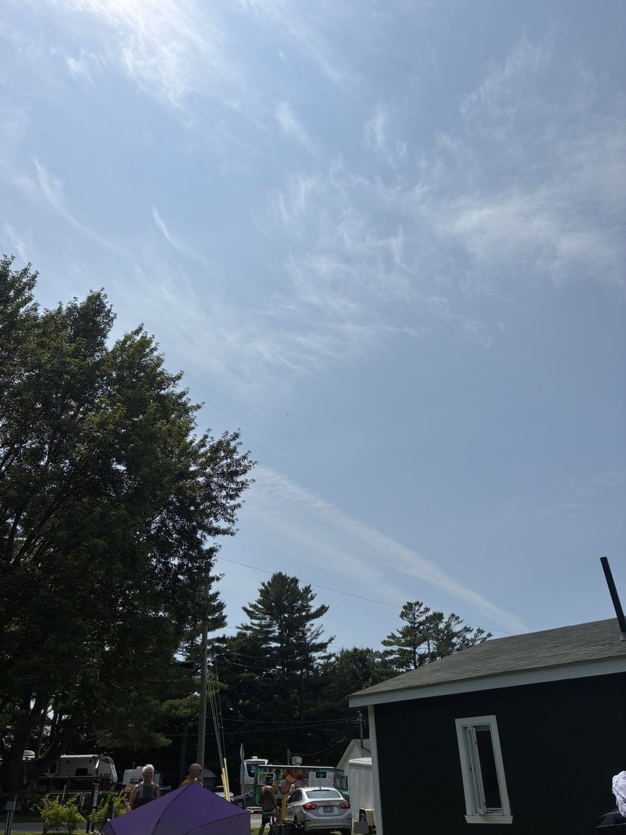 patriotquebec6's tweet image. Maudite belle journée de chemtrail continuons 🌈
