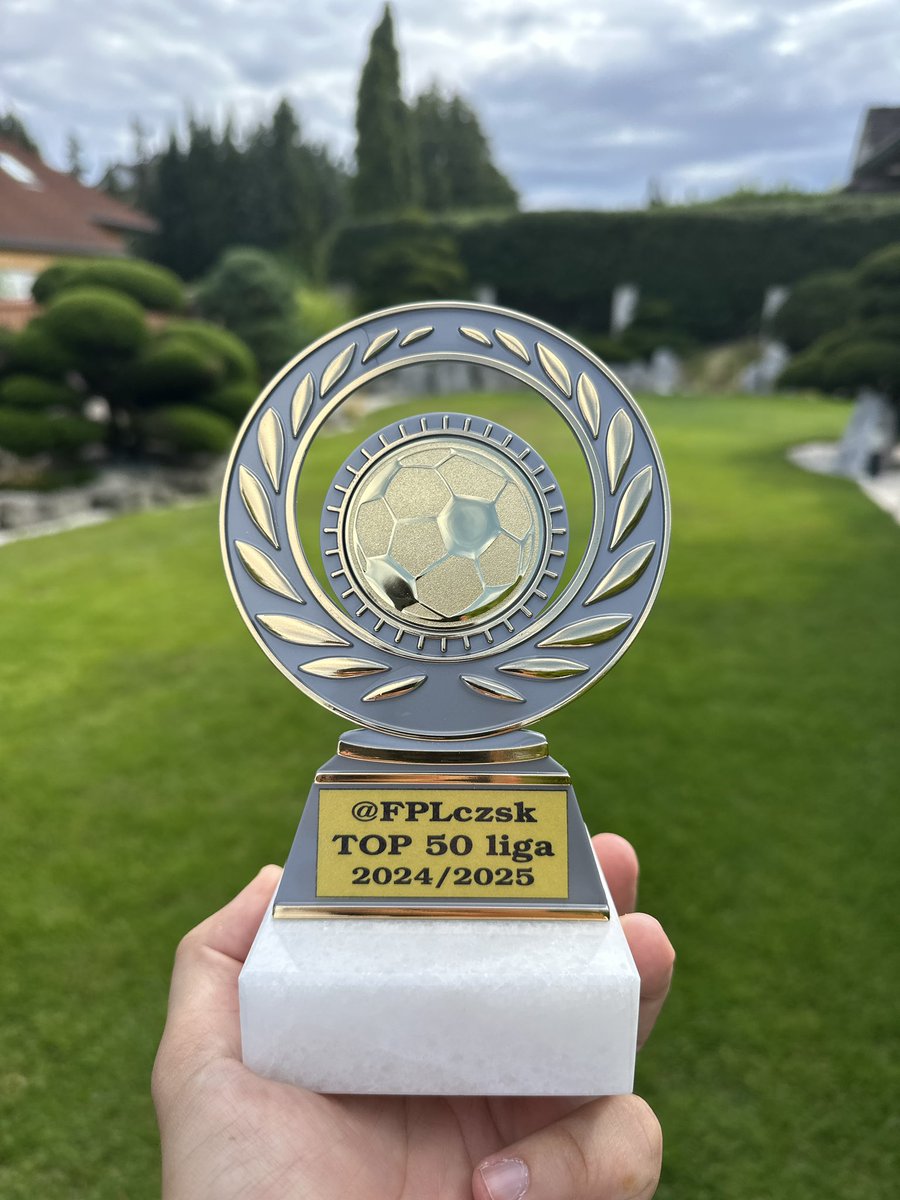 Pohár už přišel a já chci moc poděkovat klukům z <a href="/FPLczsk/">FPLczsk</a>. Kluci mě kontaktovali, že jsem postoupil do top 50 ligy. Já to přehlédl a reagoval až na poslední chvíli, že bych se rád přidal. Bylo to za pět 12, ale i tak mě kluci vzali. No a já to nakonec vyhrál 😅 Díky moc! GL 25/26