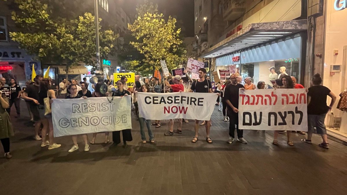 FreeJerusalem1's tweet image. עכשיו בירושלים: די להשמדה. די להרעבה. די למלחמה.
הצבא ושכירי חרב יורים בא.נשים במרכזי חלוקת מזון של GHF. במקביל, נתניהו וטראמפ מתכננים העברה כפויה למחנות ריכוז ברפיח.
כשתכניות ההשמדה מעמיקות והמצב רק הולך ומחמיר, חובה עלינו לקרוא לסיום מידי של ההשמדה והלחימה ולהשבת כל החטופים.