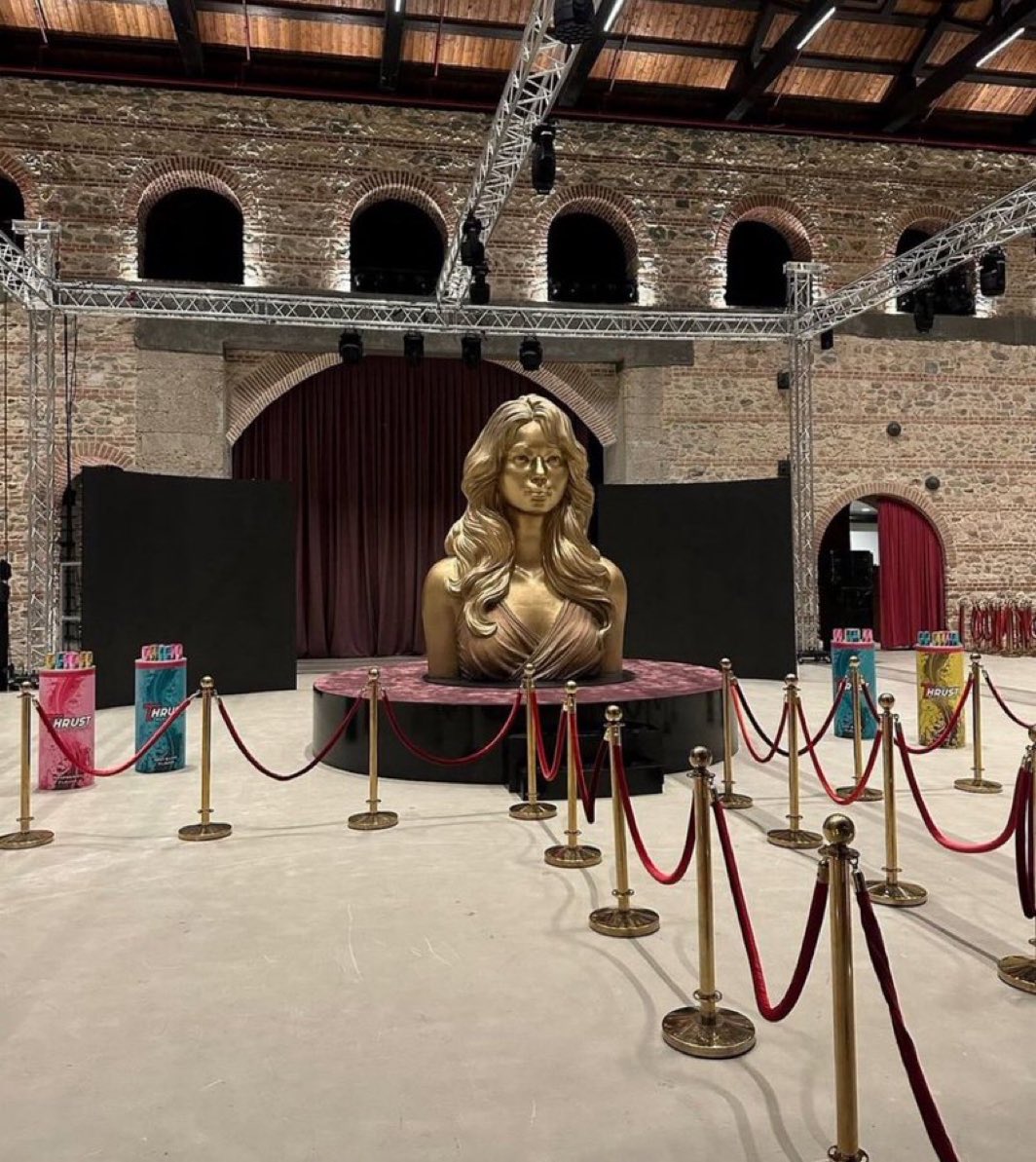 “eski çağlarda yaşasa uğruna savaş çıkardı, krallıklar yıkılırdı” sözüne daha da anlam kazandıran görsel