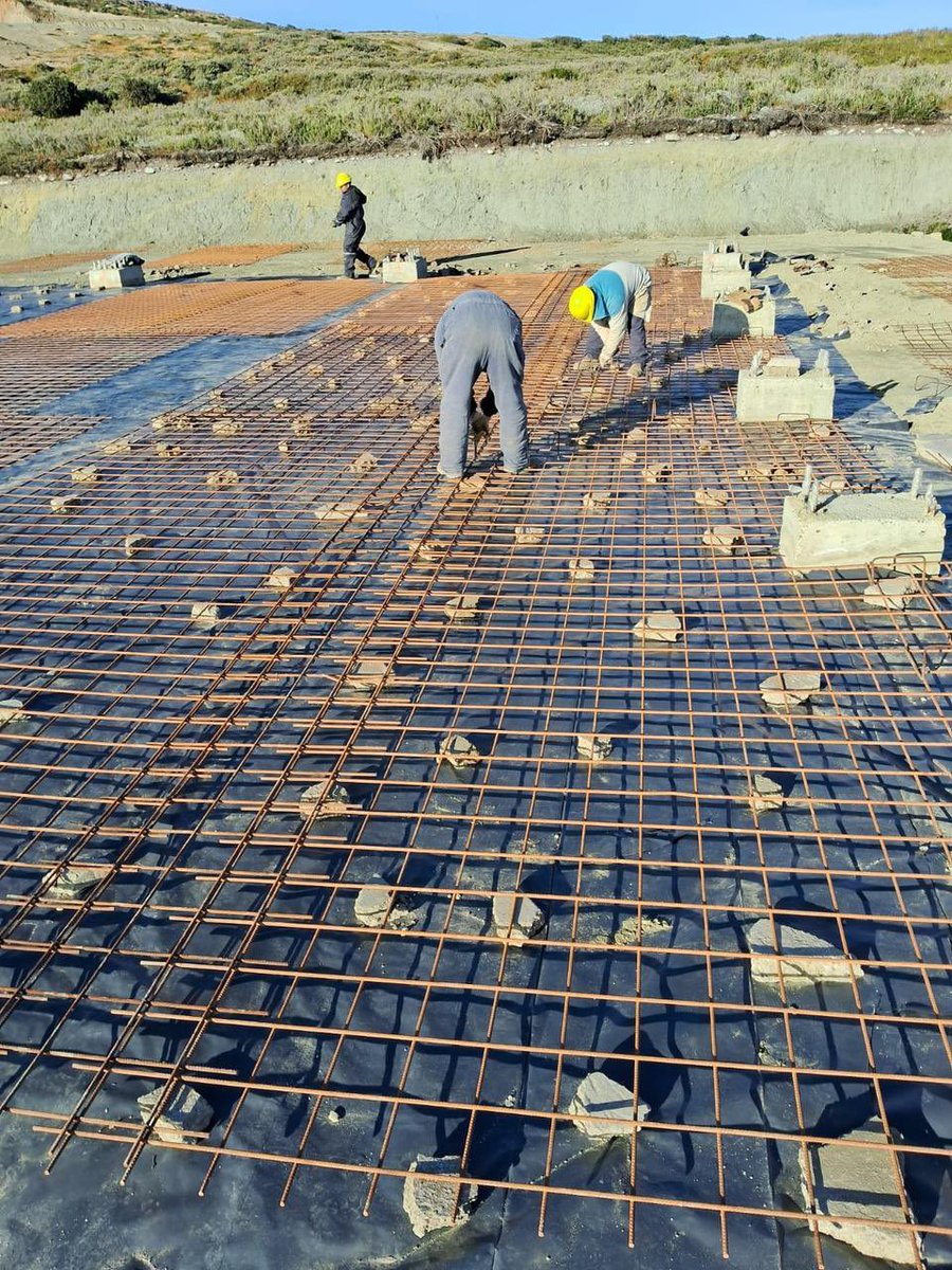MinDefensa_Ar's tweet image. Finalizó la construcción de la platea que dará base al nuevo centro logístico antártico en Ushuaia. @TandanorCinar llevó adelante esta obra destinada a alojar un galpón modular en la Base Naval Integrada Ushuaia. Una estructura clave para que el @cocoantar cuente con un espacio…