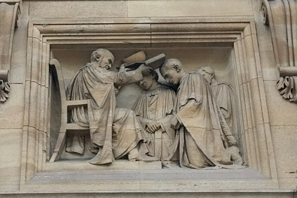 domestic_danger's tweet image. I never quite know whether this carved panel on the Exam Schools #Oxford feels more "jolly well done" or "you stupid boy" *thwack*
#SculptureSaturday